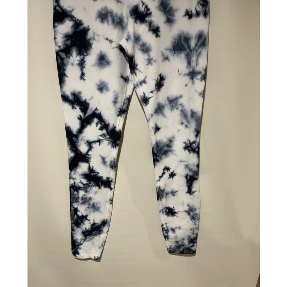 Women's NWOT Nike Dri-FIT Tie-Dye Leggings M White Black - Picture 4 of 8
